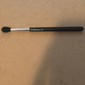 MAC 224 Synthetic Tapered Blending Brush